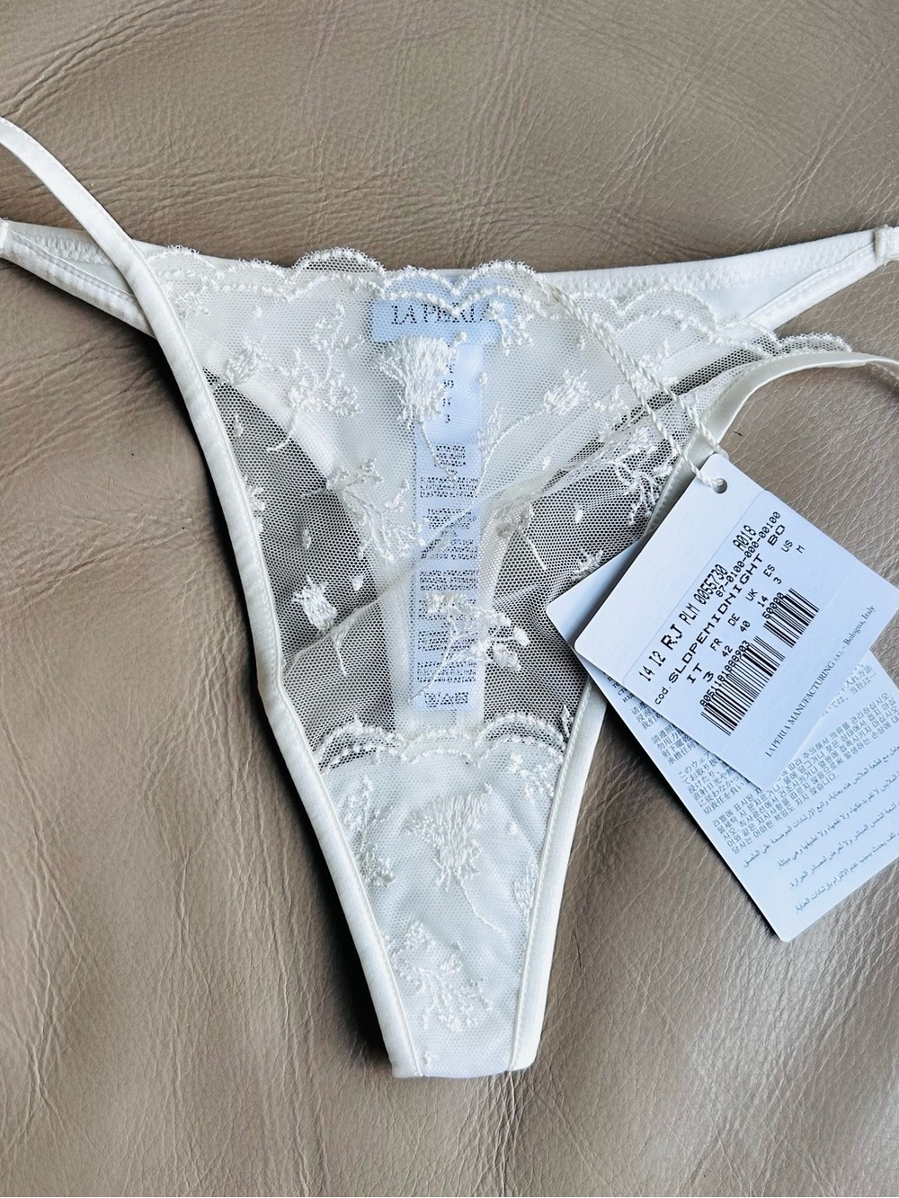 La Perla Ivory Embroidered Lace Thong NWT Beautiful and elegant